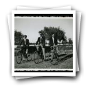 Retrato de grupo de jovens em bicicletas